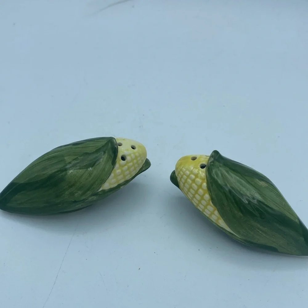 VTG Corn on the Cob Shaped Salt and Pepper Shakers ceramic